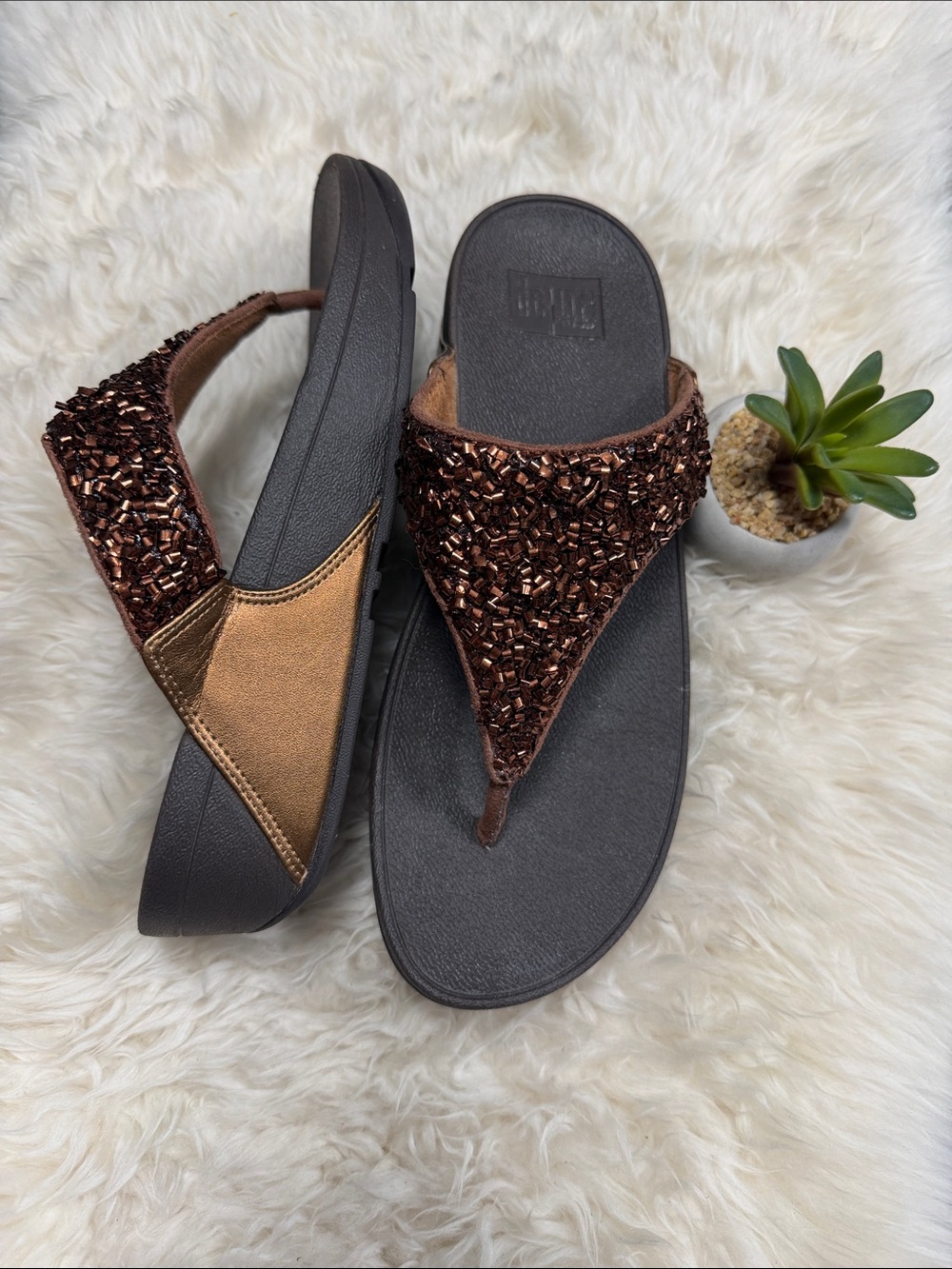 FitFlop 8 Lulu Shimmerfoil Toe-Post Sandals EUC
